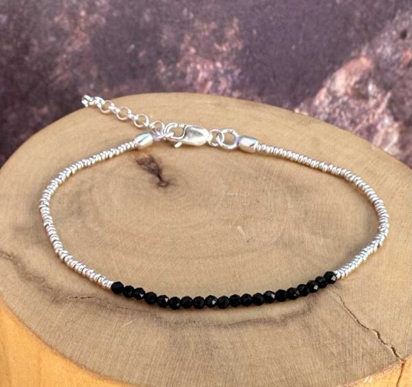 pulsera con broche ajustable mostacillas de plata pura y piedras de turmalina negra