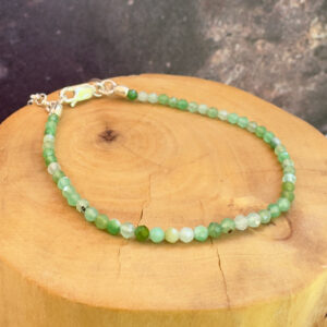 pulsera con broche ajustable mostacillas de plata pura y piedras de crisoprasa