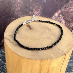 pulsera con broche ajustable mostacillas de plata pura y piedras de turmalina negra