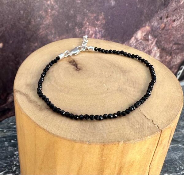pulsera con broche ajustable mostacillas de plata pura y piedras de turmalina negra