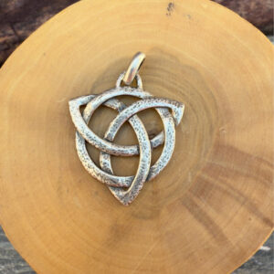 medalla hecha de plata 950 con diseño de triqueta.