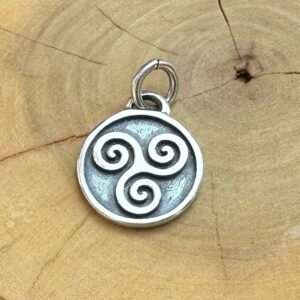 medalla hecha de plata 950 con diseño de trisquel.